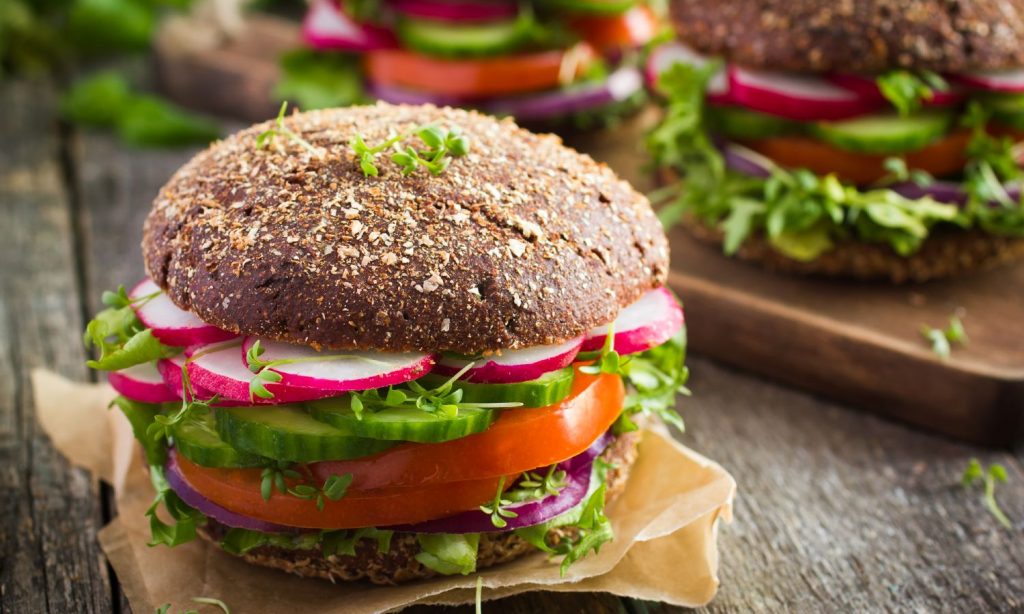 Frisk vegansk måltid med burger