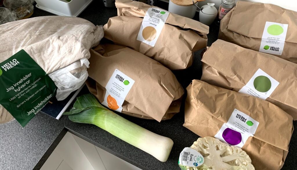 Indhold af en måltidskasse fra HelloFresh lagt ud på køkkenbord