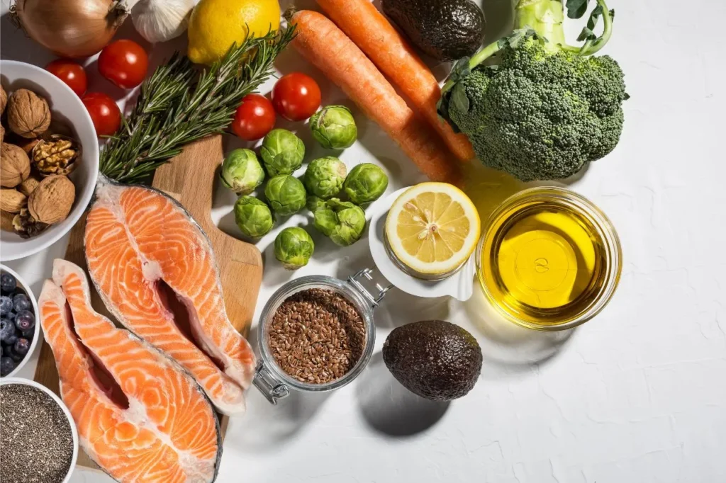 Flexitar kost med fisk, grøntsager og nødder, der viser en sund og varieret kost.